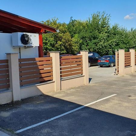 Kek Laguna Panzio Dombrád Exterior foto