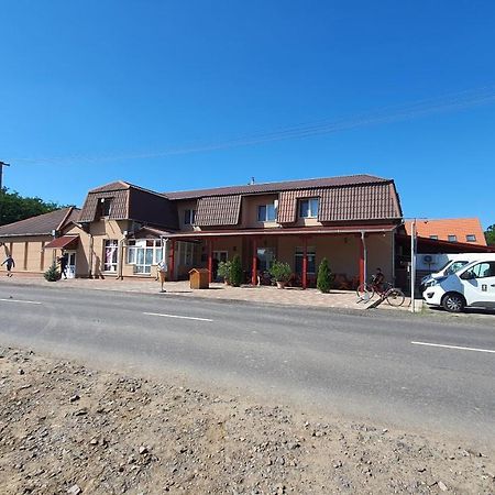 Kek Laguna Panzio Dombrád Exterior foto