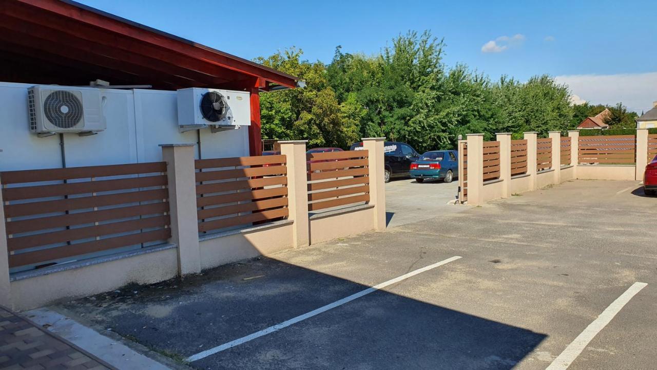 Kek Laguna Panzio Dombrád Exterior foto