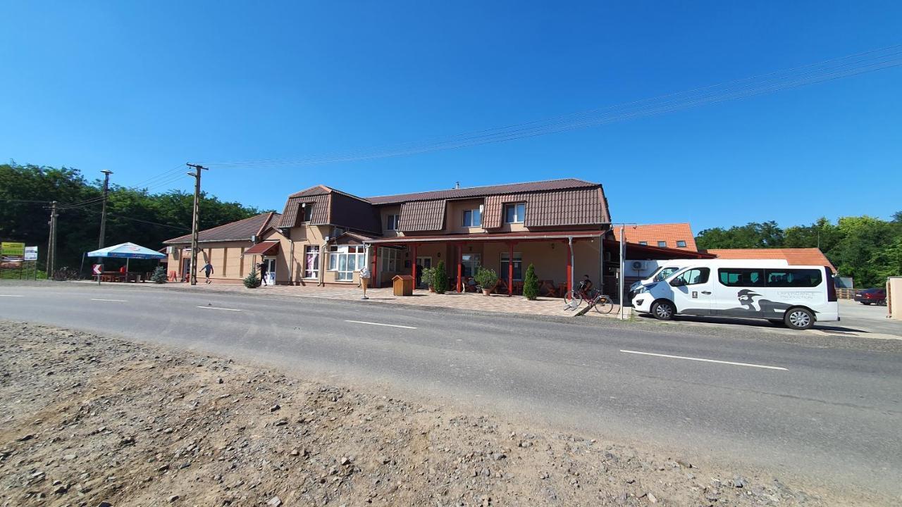 Kek Laguna Panzio Dombrád Exterior foto