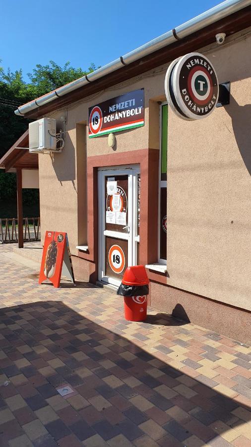 Kek Laguna Panzio Dombrád Exterior foto