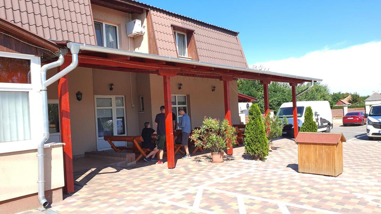 Kek Laguna Panzio Dombrád Exterior foto